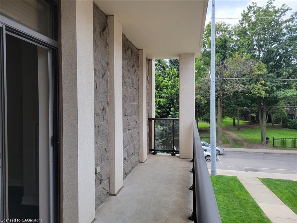 208-90 Charlton Avenue W Property Photo 8