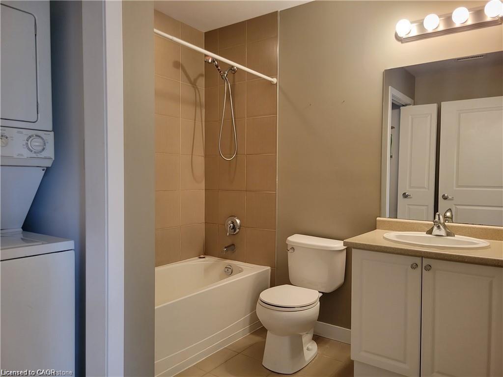 208-90 Charlton Avenue W Property Photo 11
