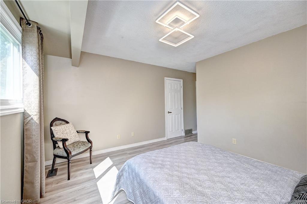 92 Pinemeadow Crescent Property Photo 22