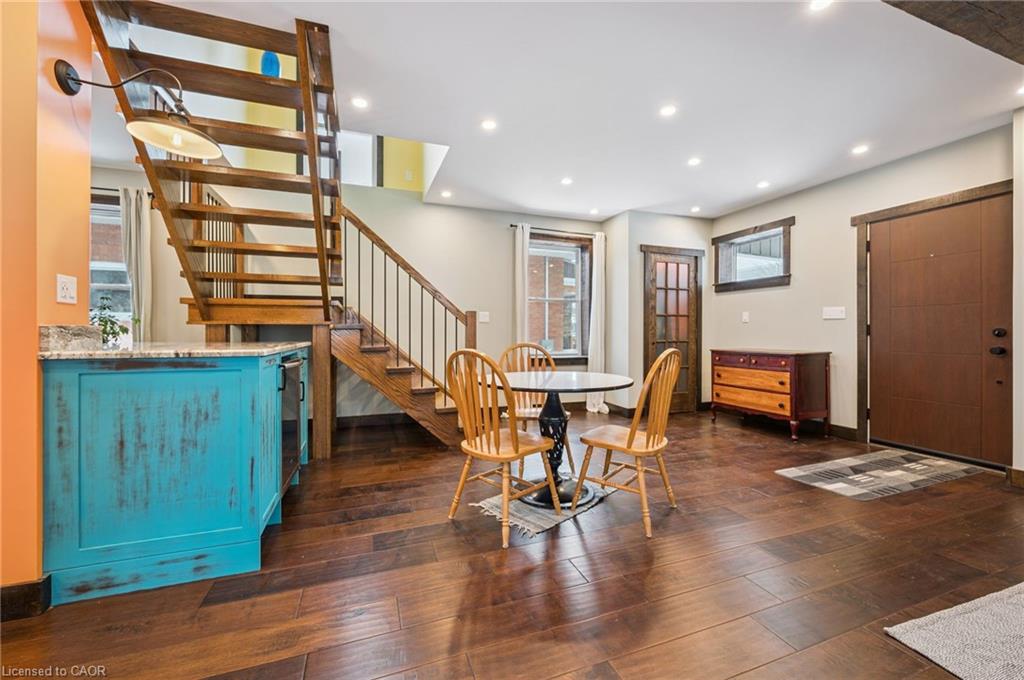 838 Moore Street Property Photo 4