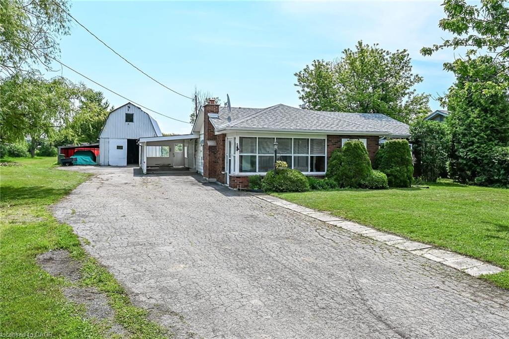 114 Second Road E Property Photo 3