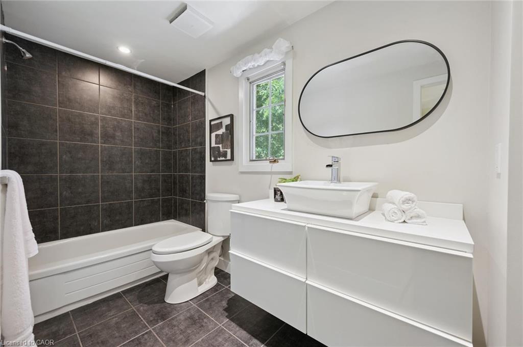 1-64 Allen Street W Property Photo 31
