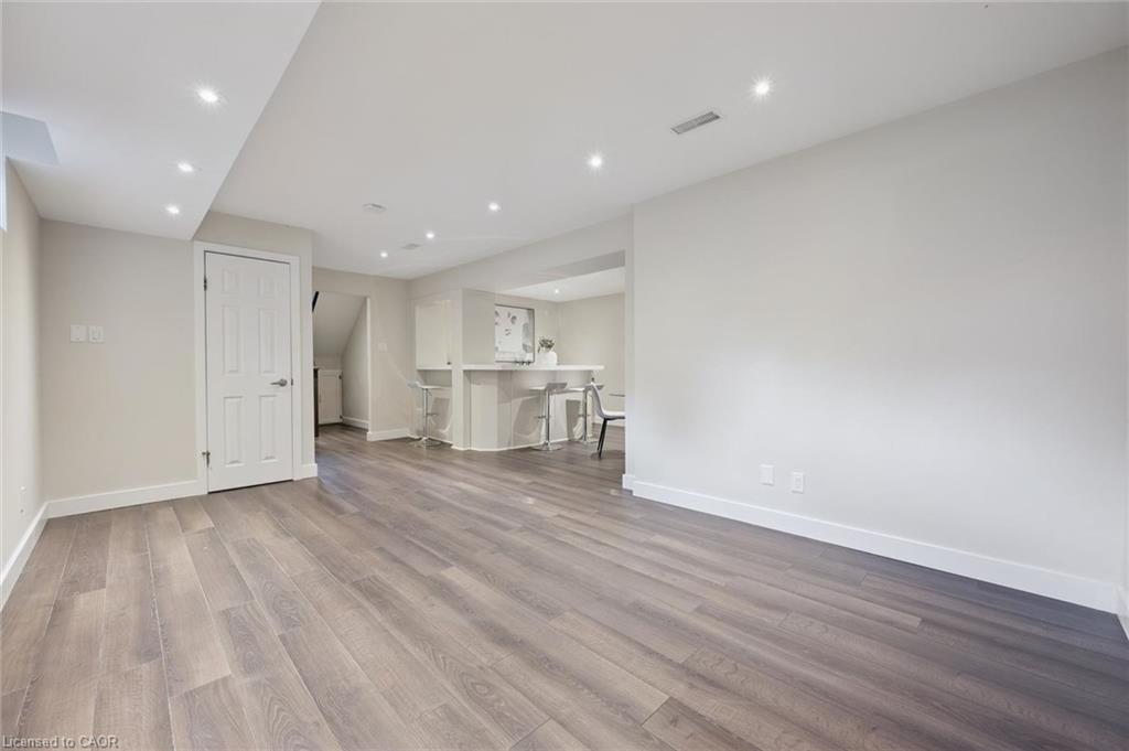 1-64 Allen Street W Property Photo 33