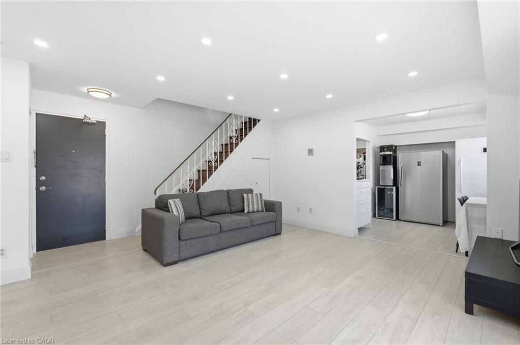 4-475 Claridge Road Property Photo 4