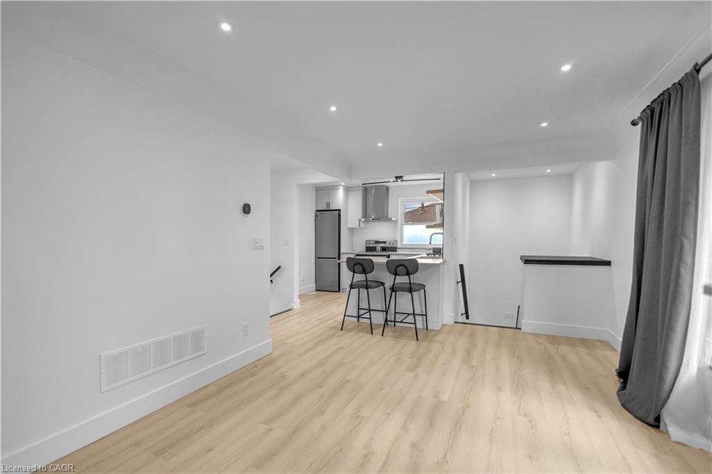 253 Fernwood Crescent Property Photo 9
