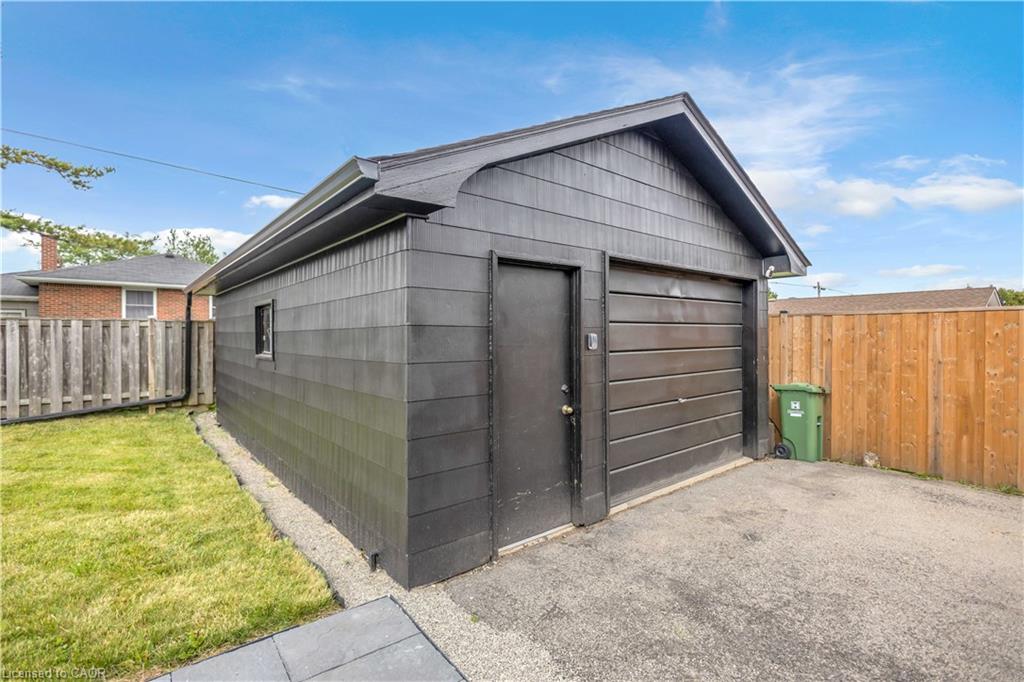 253 Fernwood Crescent Property Photo 35
