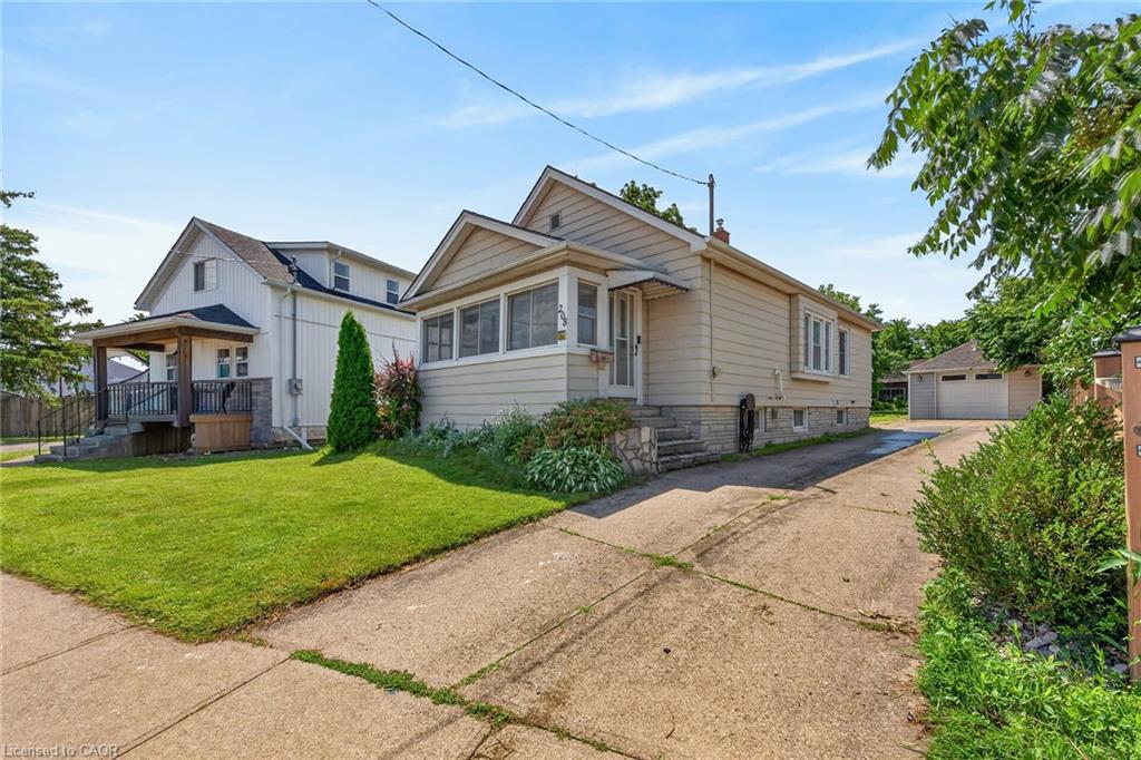 208 Carlton Street Property Photo 2