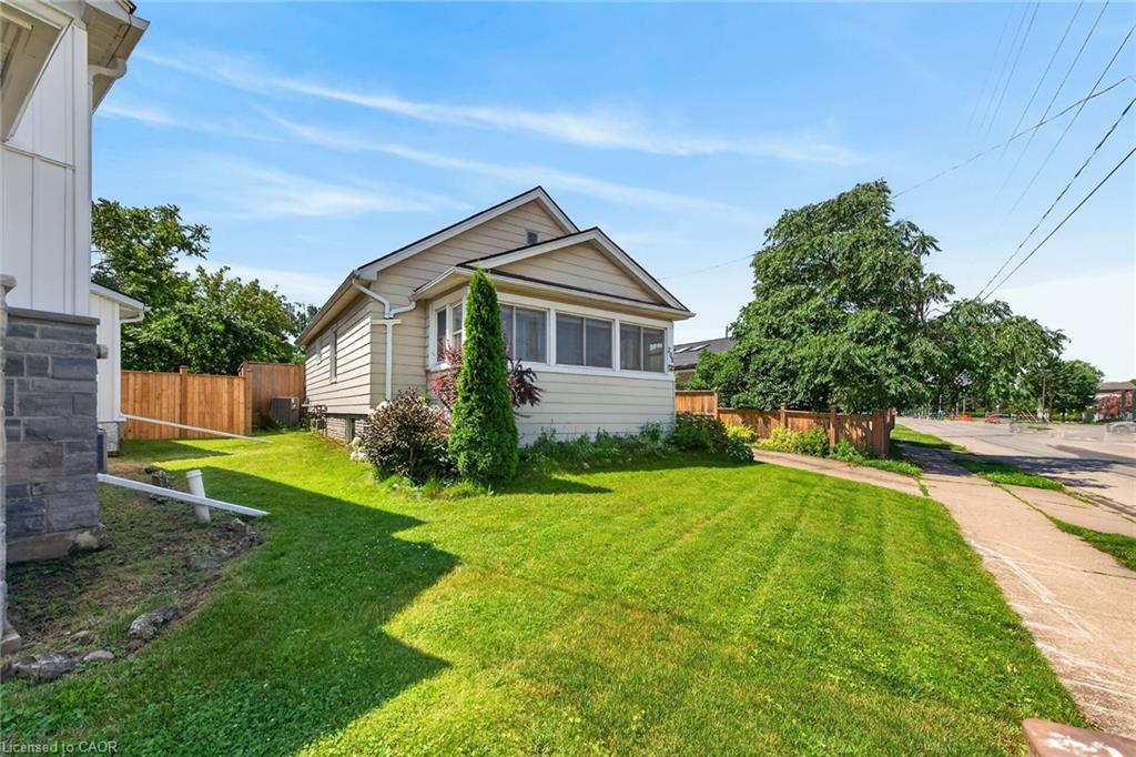 208 Carlton Street Property Photo 3