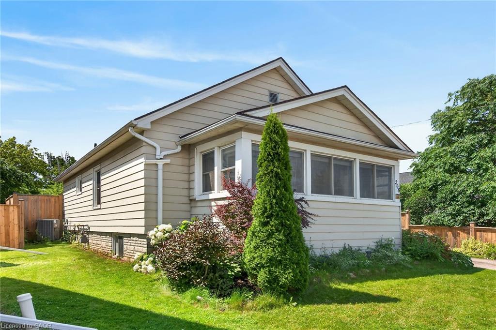 208 Carlton Street Property Photo 4