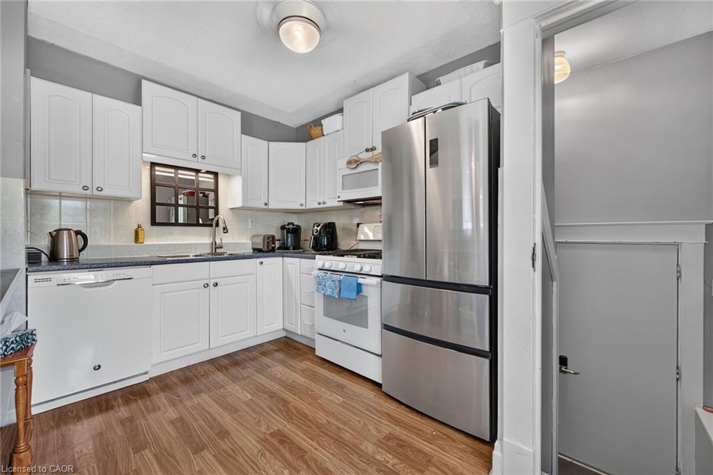 208 Carlton Street Property Photo 6
