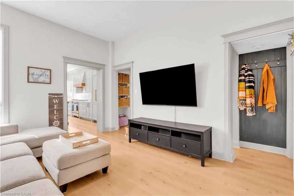 76 Pearl Street N Property Photo 12