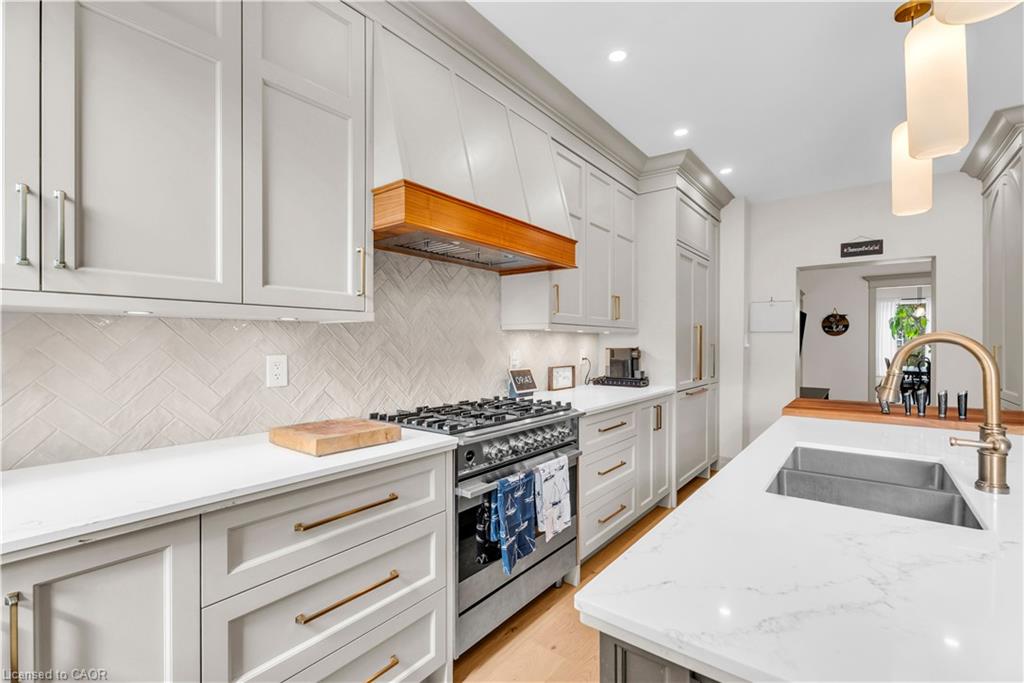 76 Pearl Street N Property Photo 26