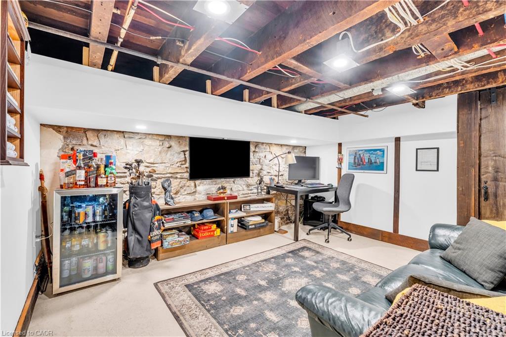76 Pearl Street N Property Photo 42