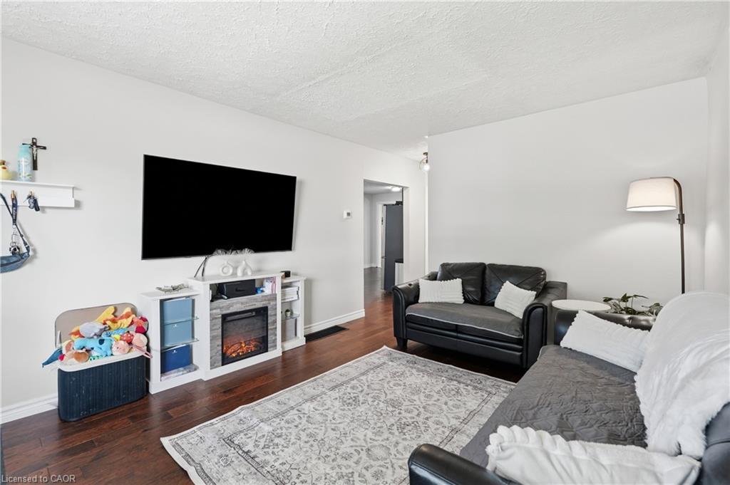 21 Renfrew Street E Property Photo 8
