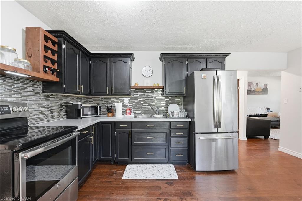 21 Renfrew Street E Property Photo 12