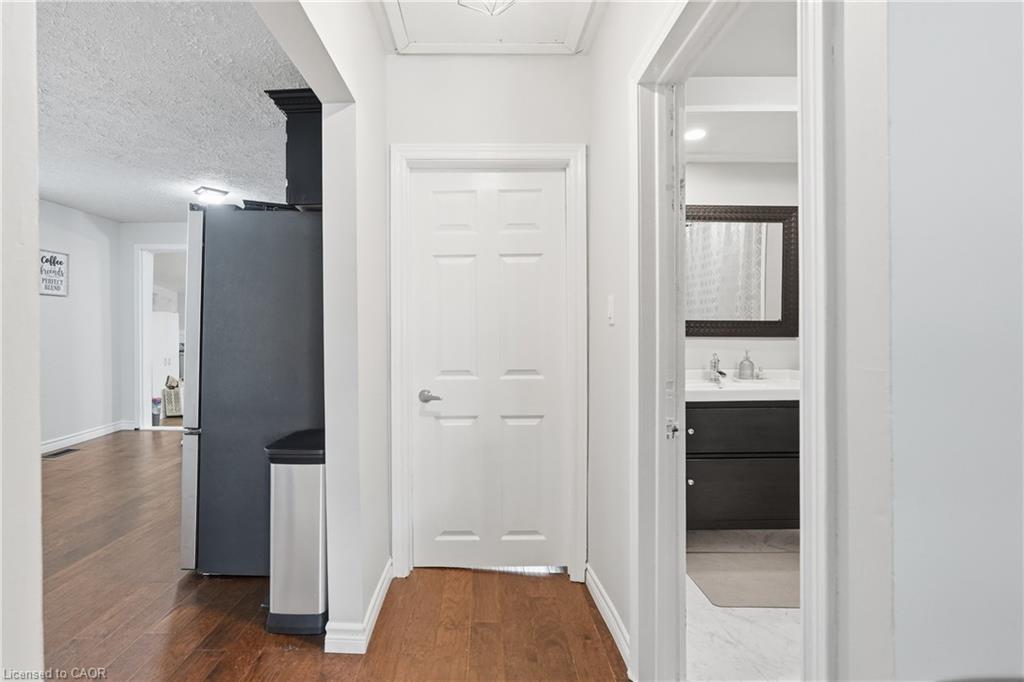 21 Renfrew Street E Property Photo 15