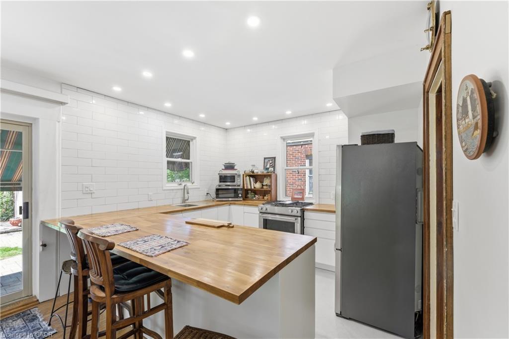 15 1/2 Wolseley Avenue Property Photo 9
