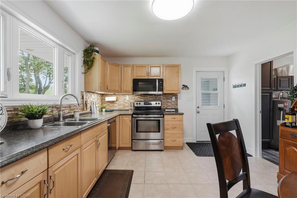 28 Kelson Avenue S Property Photo 9