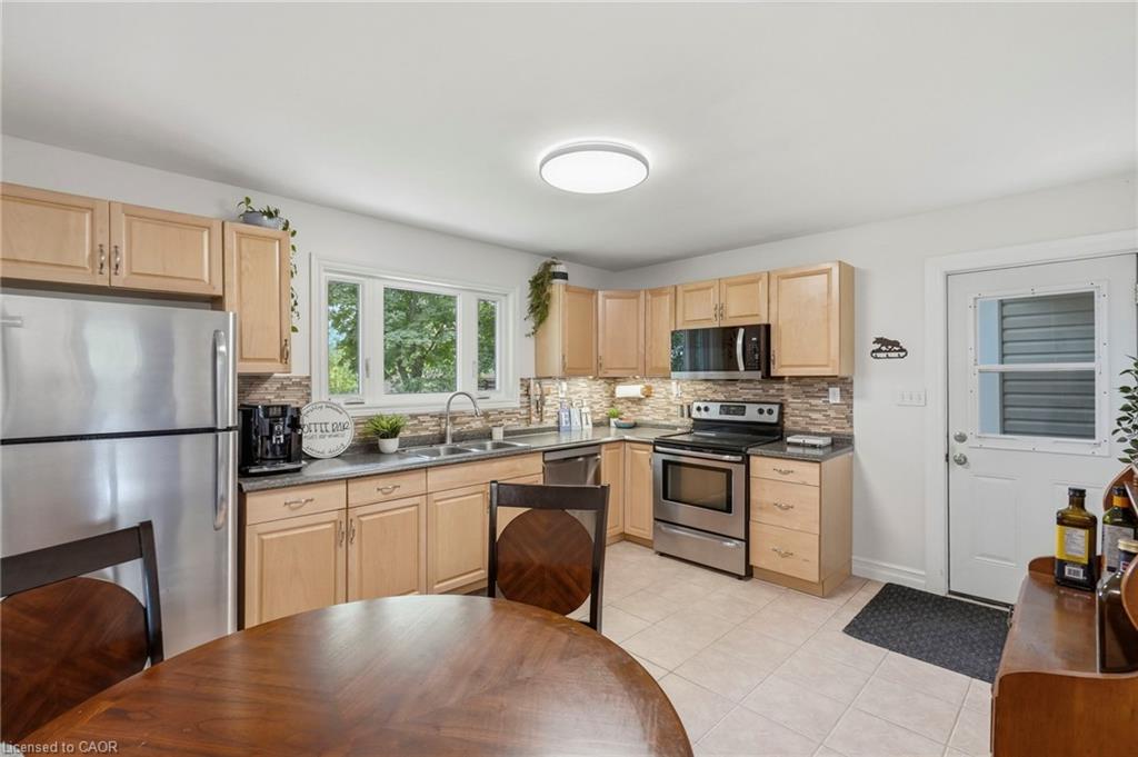 28 Kelson Avenue S Property Photo 12