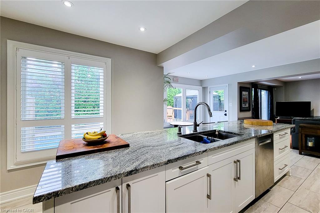 29 Woodside Square Property Photo 24