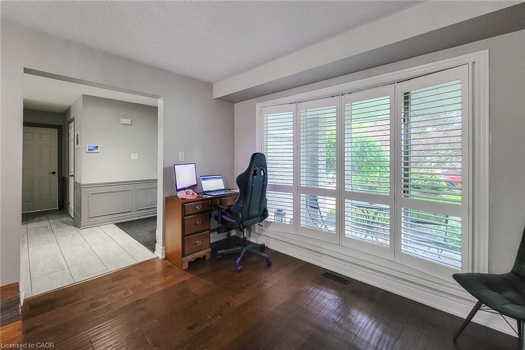 29 Woodside Square Property Photo 28