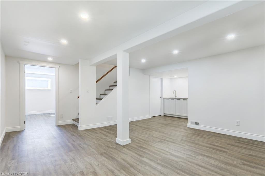 5276 Dickenson Road E Property Photo 32