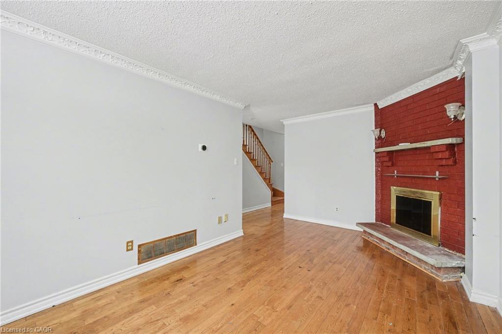 993 Lucerne Crescent Property Photo 3