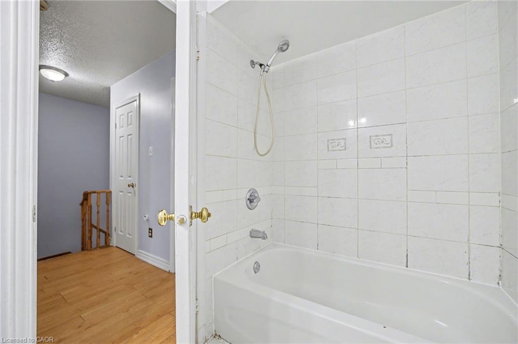 993 Lucerne Crescent Property Photo 14
