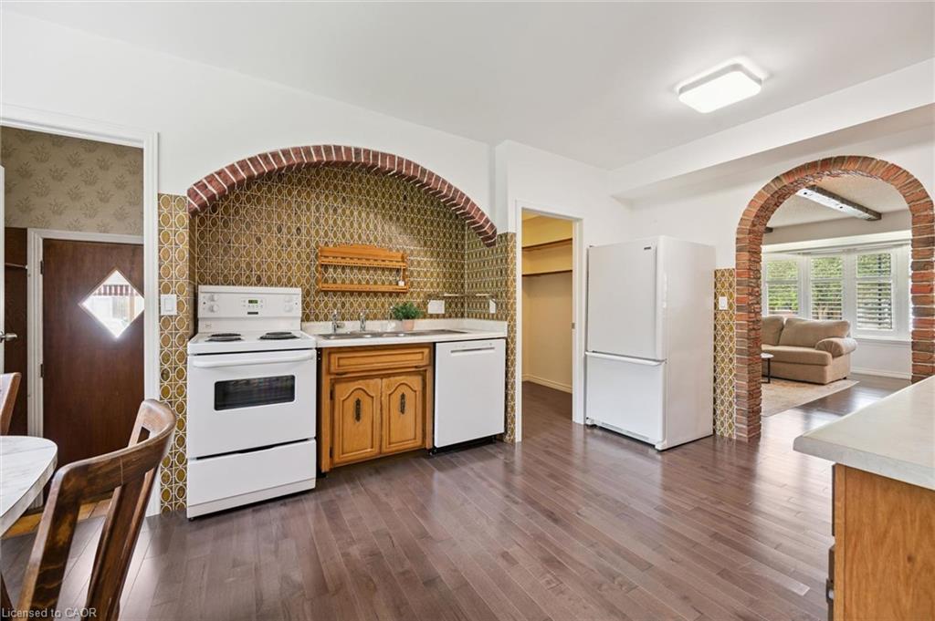 164 Bridge Street W Property Photo 12