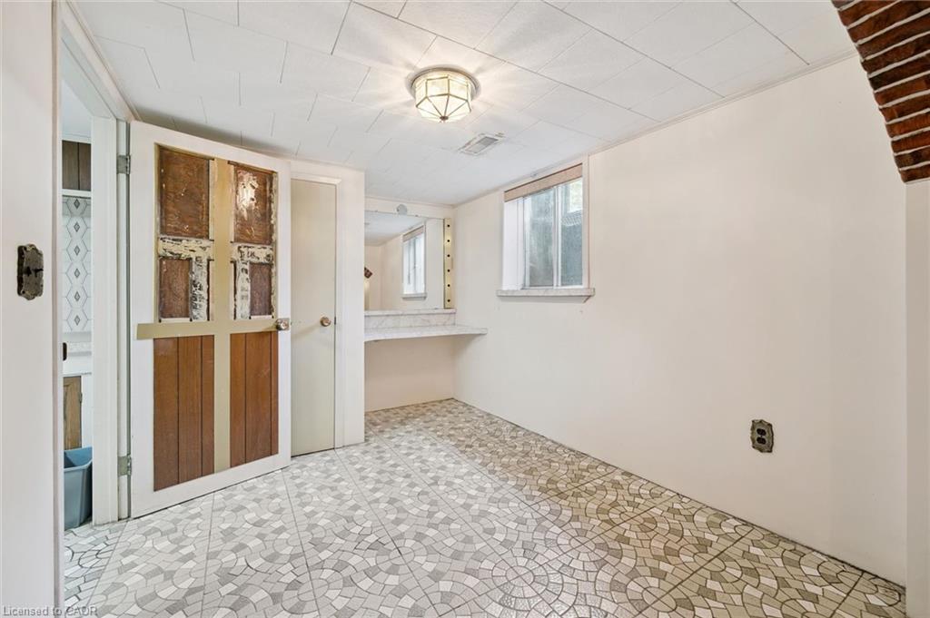 164 Bridge Street W Property Photo 29