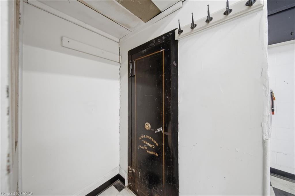 48 Grand River Street N Property Photo 13