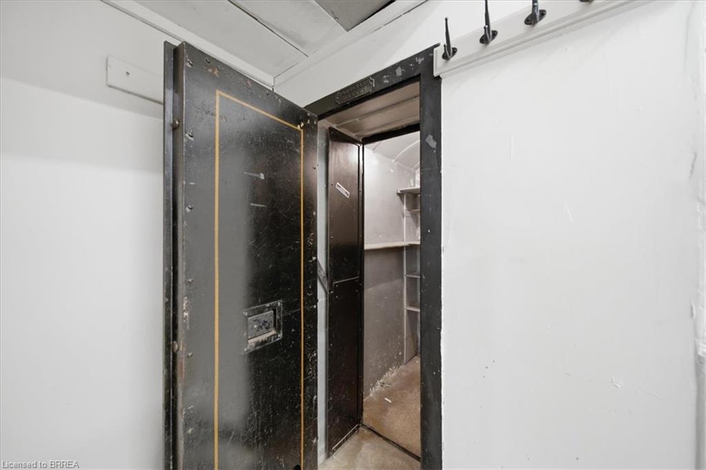 48 Grand River Street N Property Photo 14
