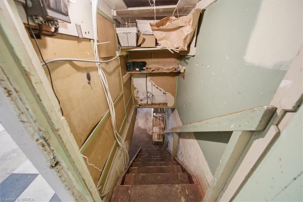 48 Grand River Street N Property Photo 23