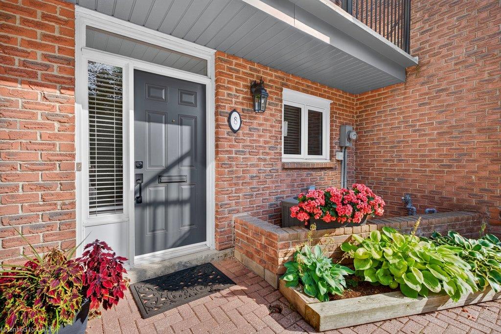 8-2136 Old Lakeshore Road Property Photo 3