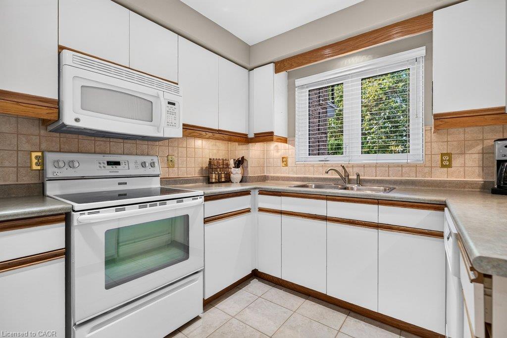 8-2136 Old Lakeshore Road Property Photo 11