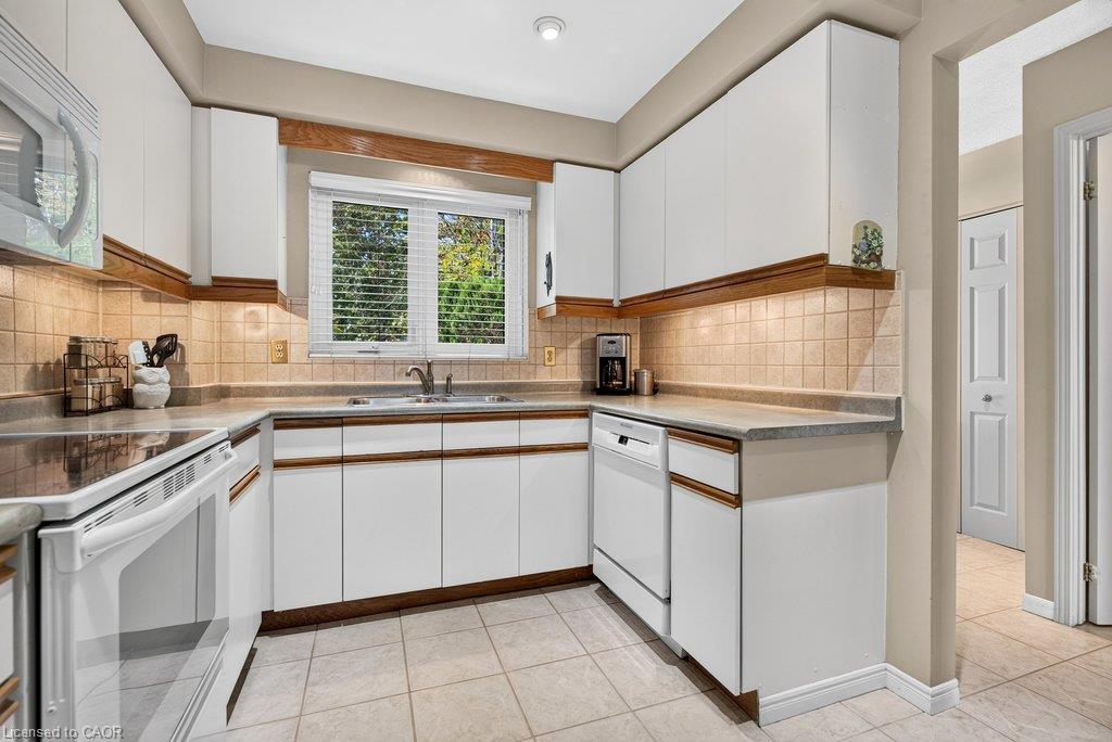 8-2136 Old Lakeshore Road Property Photo 12