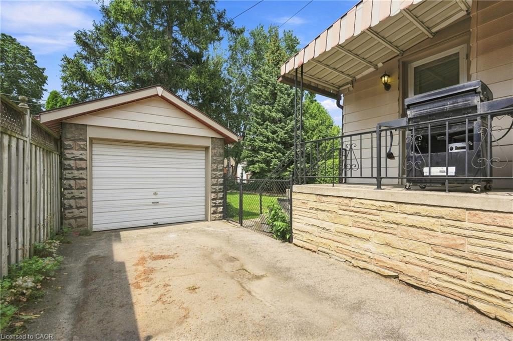 96 Huxley Avenue S Property Photo 4
