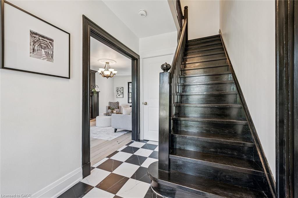 87 University Avenue W Property Photo 4