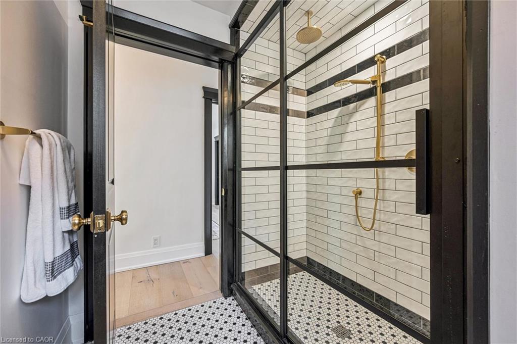 87 University Avenue W Property Photo 24