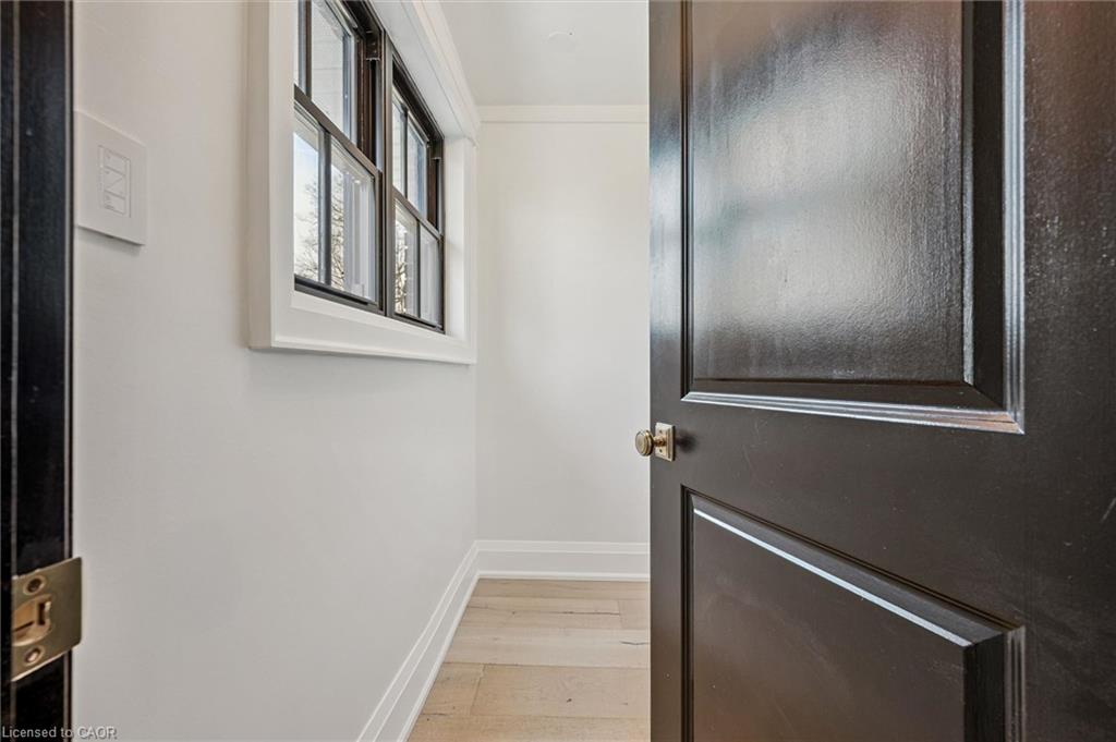 87 University Avenue W Property Photo 28