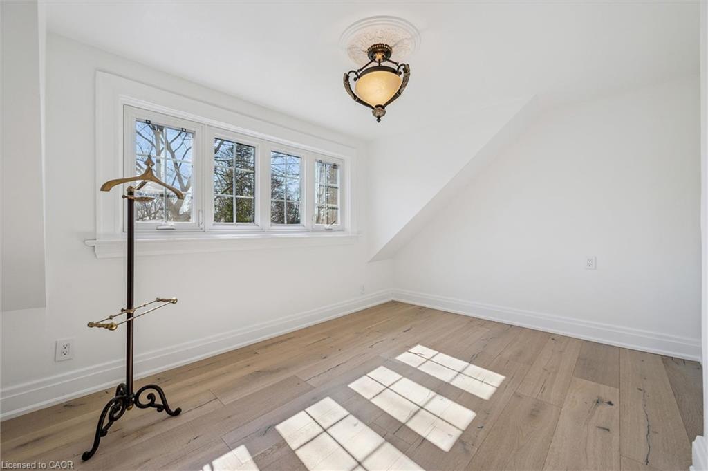 87 University Avenue W Property Photo 32