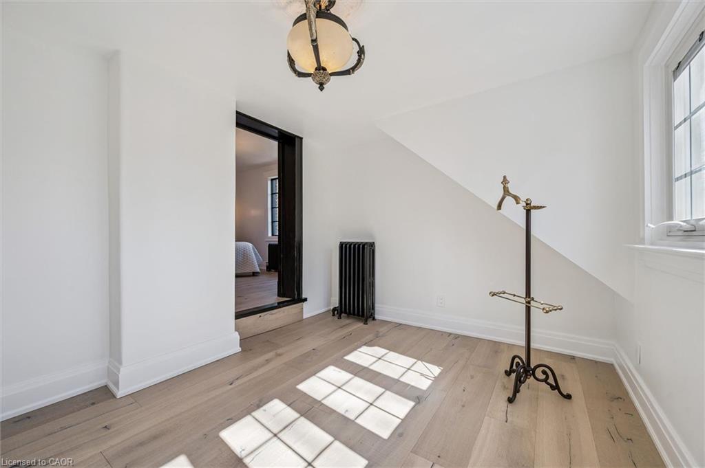 87 University Avenue W Property Photo 33