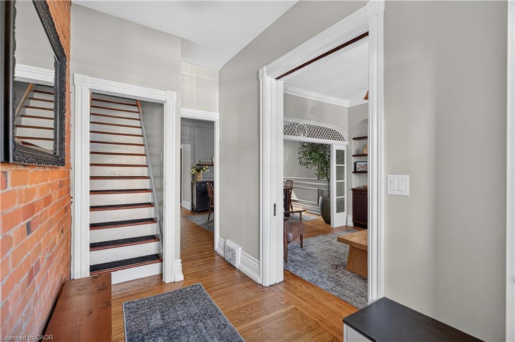 135 Catharine Street S Property Photo 4
