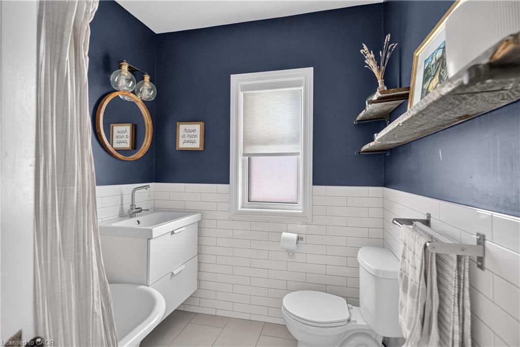 135 Catharine Street S Property Photo 28