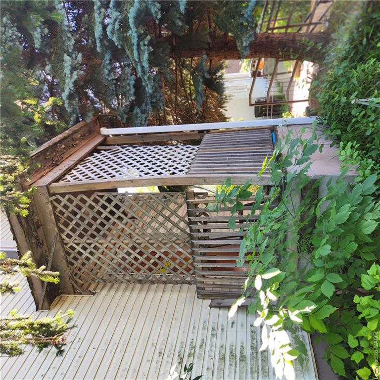 365 Victoria Street N Property Photo 1