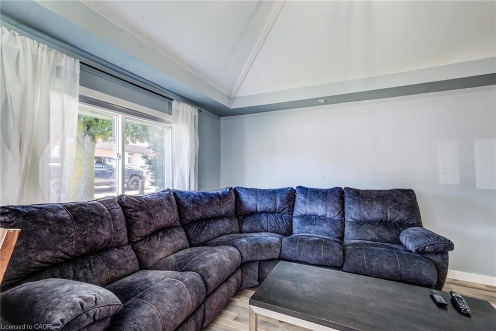 14 Maddison Street E Property Photo 8