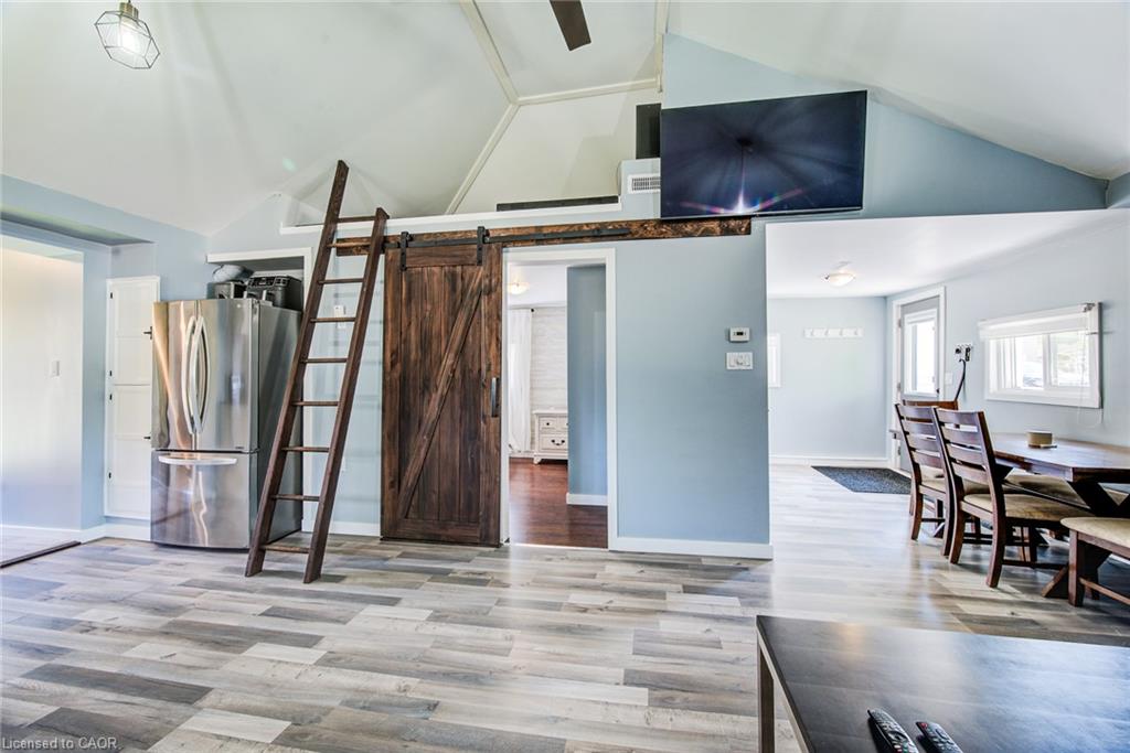 14 Maddison Street E Property Photo 11