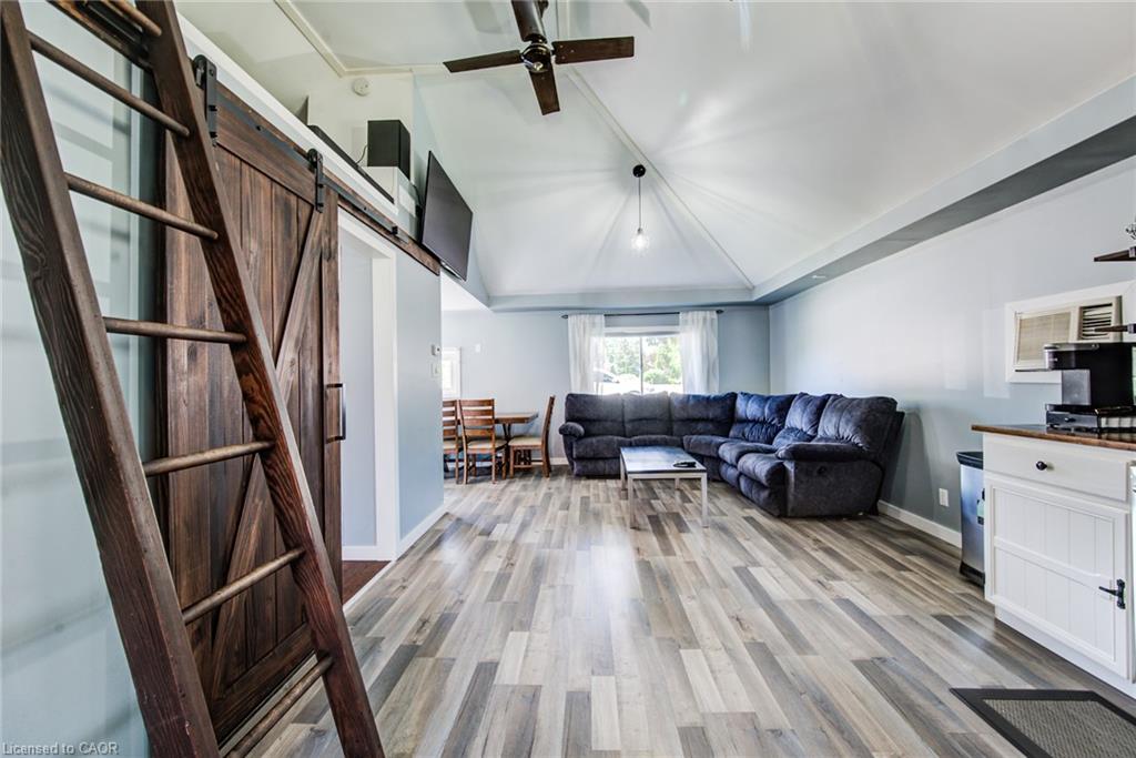 14 Maddison Street E Property Photo 12