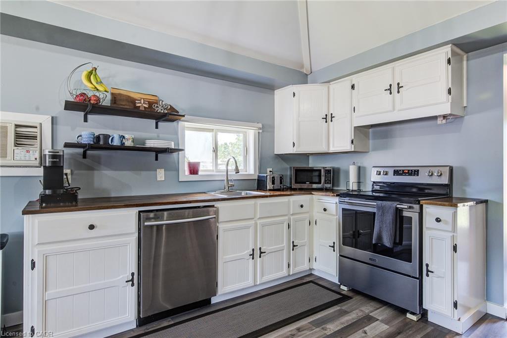 14 Maddison Street E Property Photo 13