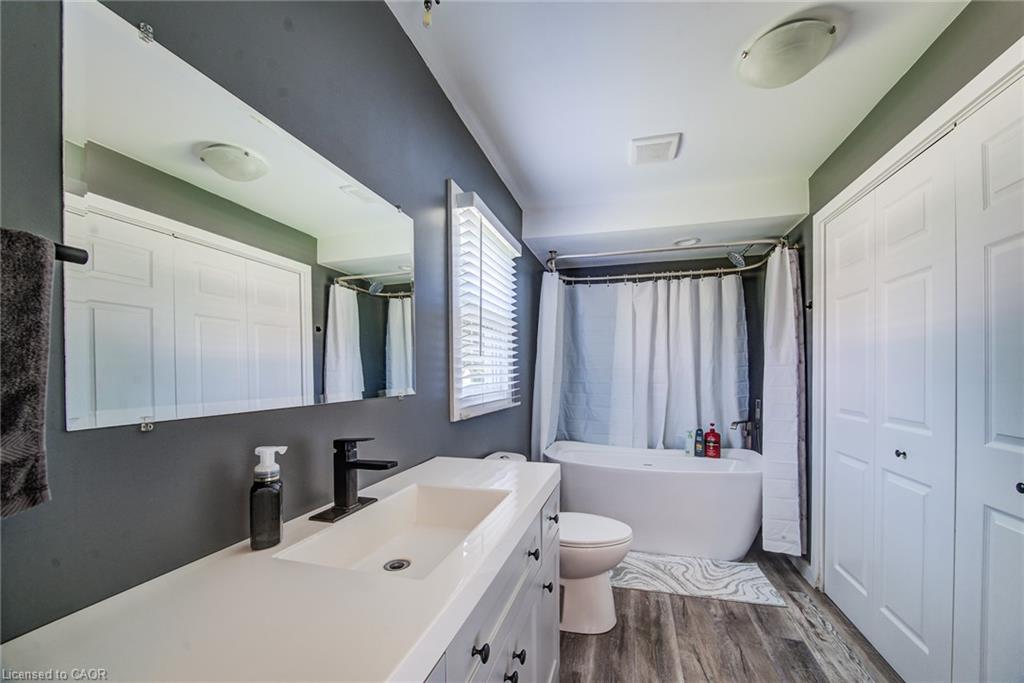 14 Maddison Street E Property Photo 22